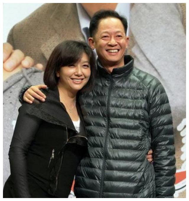 50岁王志文全家被拍到头发稀疏很显老老婆在一旁像女儿