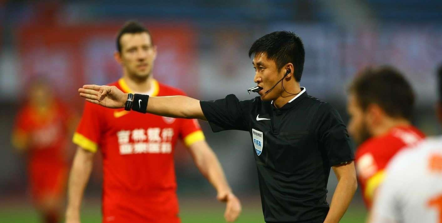 中国足球再传喜讯! 苦等12年后, 中国主裁判再次亮相亚洲杯!
