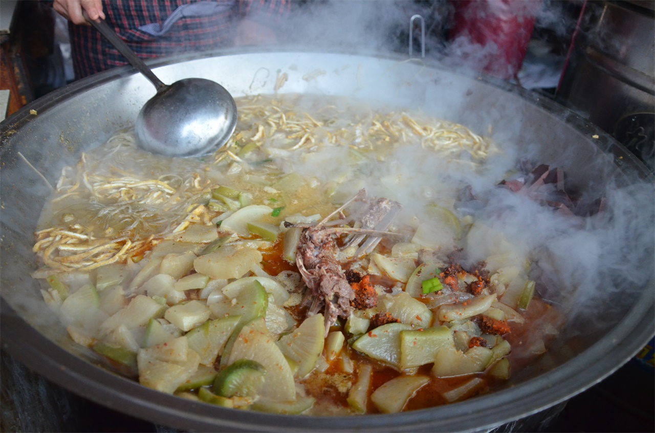 河南大妈熬羊骨汤做萝卜烩菜，六块钱一大碗，吃半碗就热出汗|烩菜|萝卜|大妈_新浪新闻