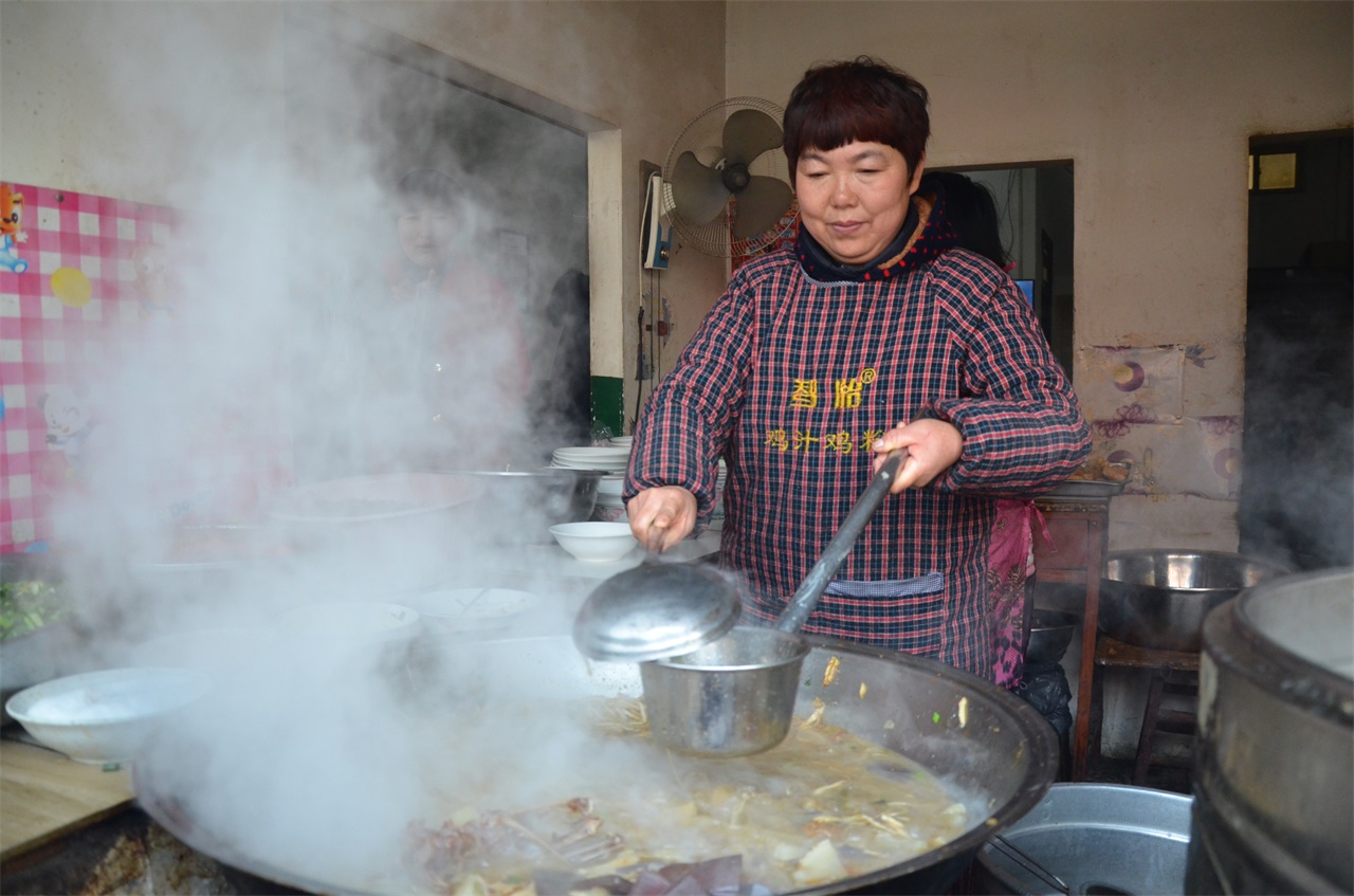 河南大妈熬羊骨汤做萝卜烩菜，六块钱一大碗，吃半碗就热出汗|烩菜|萝卜|大妈_新浪新闻