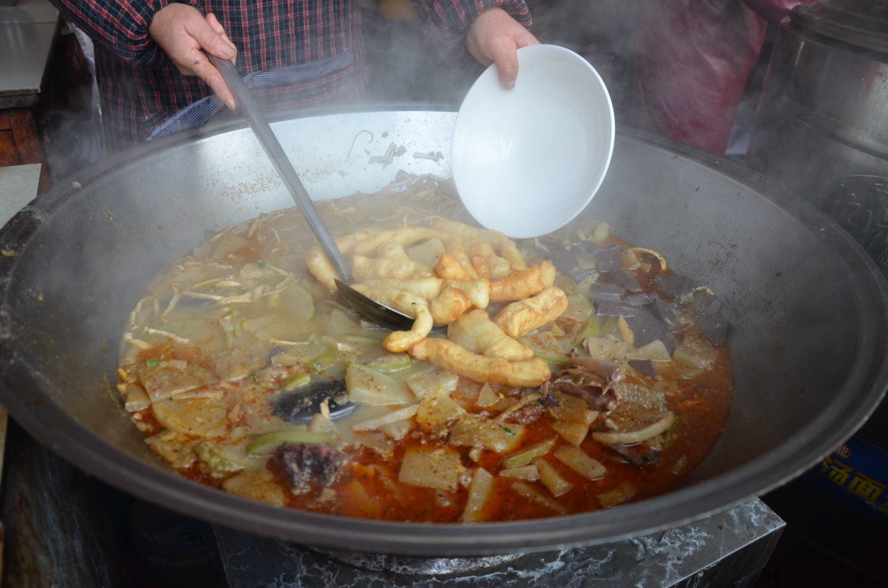 河南大妈熬羊骨汤做萝卜烩菜，六块钱一大碗，吃半碗就热出汗|烩菜|萝卜|大妈_新浪新闻