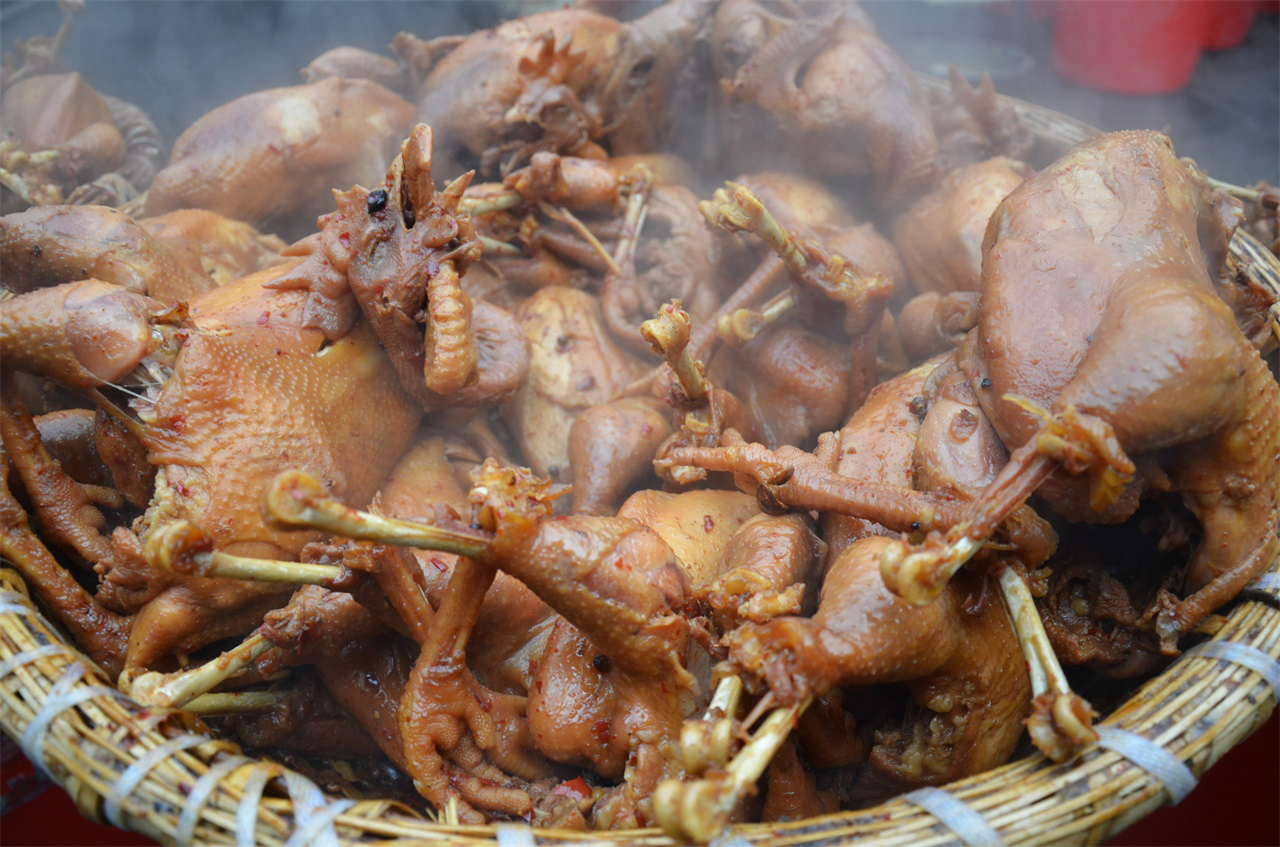 河南平顶山郏县一家烧鸡老店里,今年48岁的龚玉鲜正在院子里整理刚出