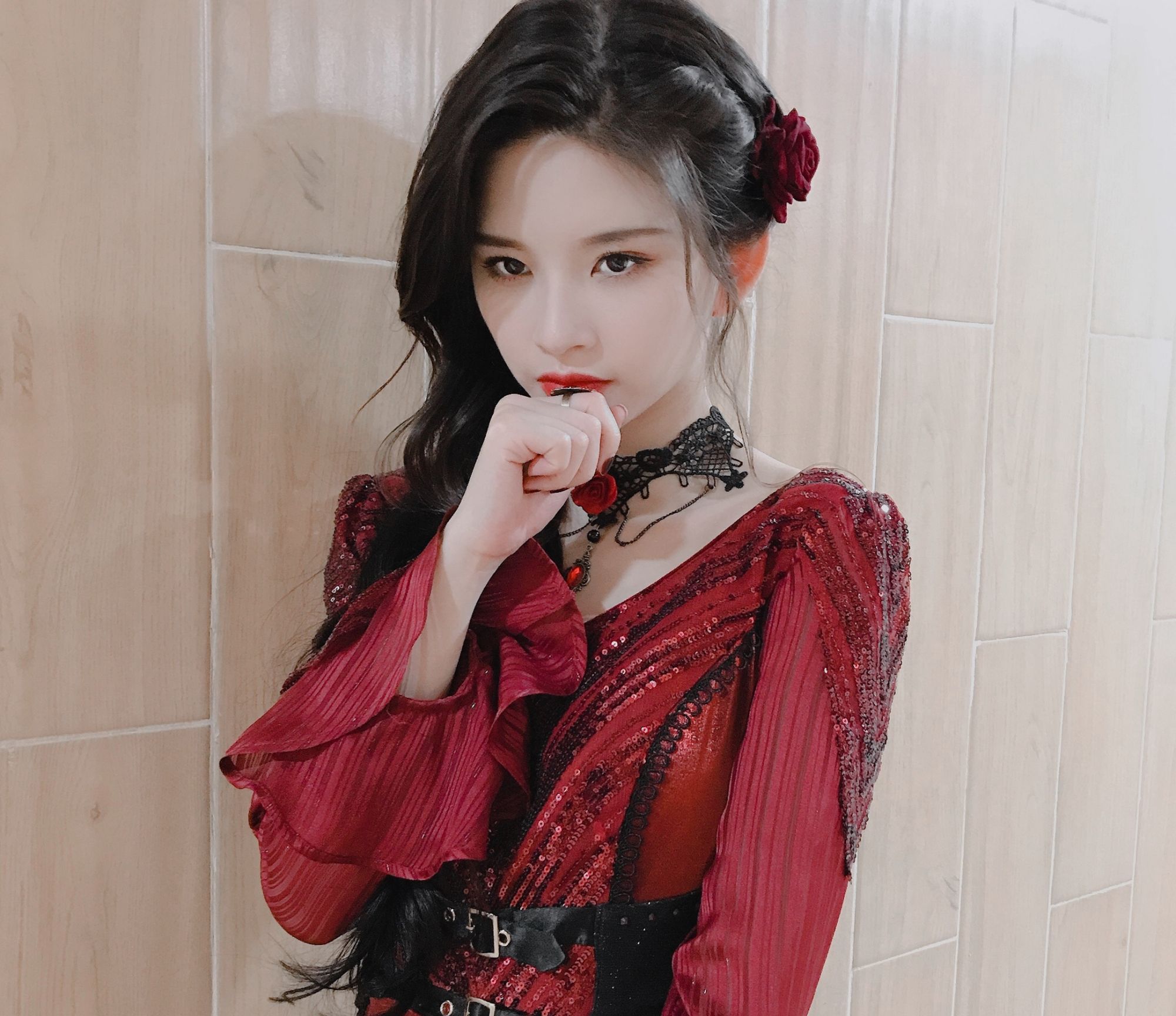 林思意晒时尚美照,一身红色演出服头戴小红花,满满欧式公主范儿
