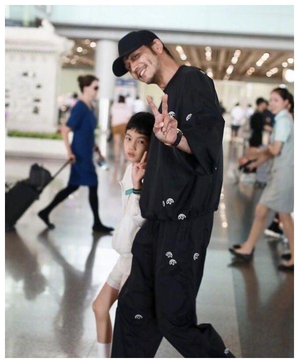 杨烁自我反省承认教育有问题父子合照杨雨辰木纳无笑容