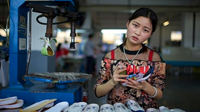 实拍制鞋厂里的女人