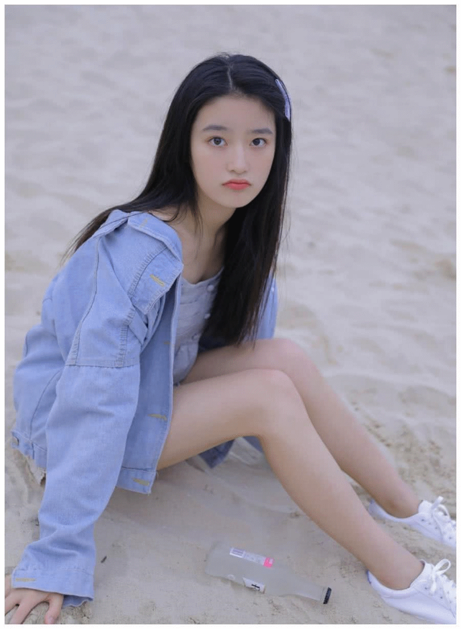 如今18岁的柴蔚变化也是很大,染了金发后,整个人看上去更时尚,穿搭