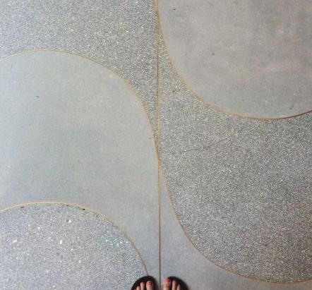 地面装修不流行铺瓷砖了，以前被弃用的水磨石，如今玩出了新花样