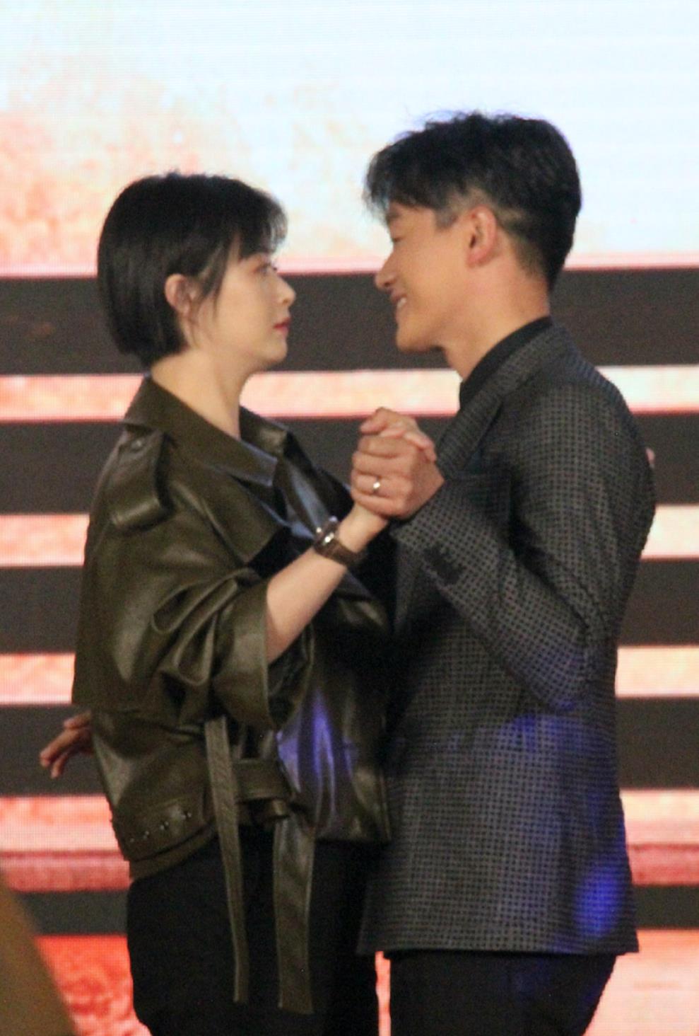 cp感十足!佟大为与蒋欣跳恰恰舞