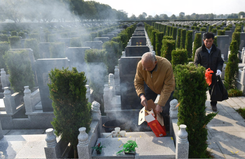 67岁的农村"守墓人",每到半夜最难熬,已为自己选好墓地