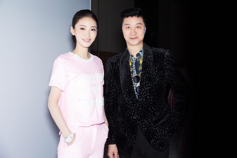 "文艺女神"董玥化身精灵,粉色也可以穿出盐系滋味!