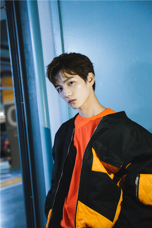 祁宋变身酷盖男孩 眼神超a荷尔蒙爆棚