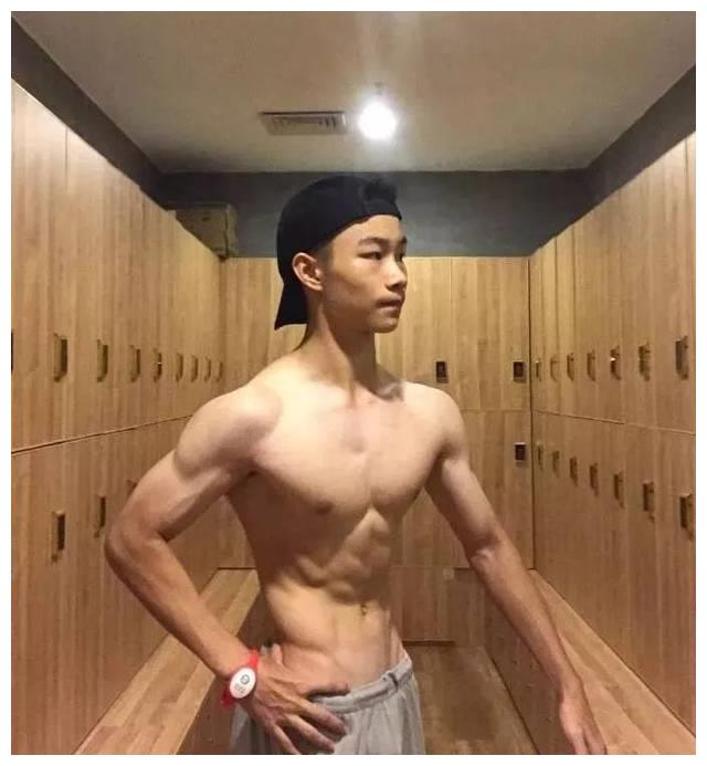 健身房更衣室秀肌肉的中学男孩子，腹肌算可以吗