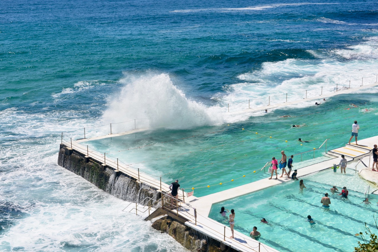 去悉尼冰山泳池浪一浪,国内肯定没有这么野的海边泳池