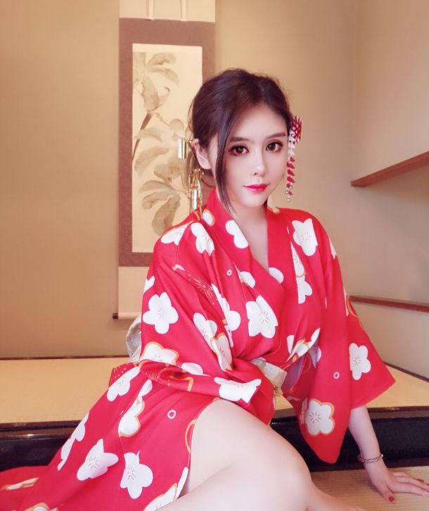 张琪格晒浴衣照太惊艳网友敢不敢再撩开一点