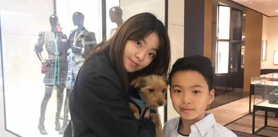 王中磊女儿晒一家四口合照,一家人一起为威廉弟弟庆生,超甜蜜!