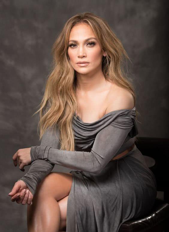 世界最贵女人壕庆50岁穿金裙吃七万蛋糕未婚夫送跑车