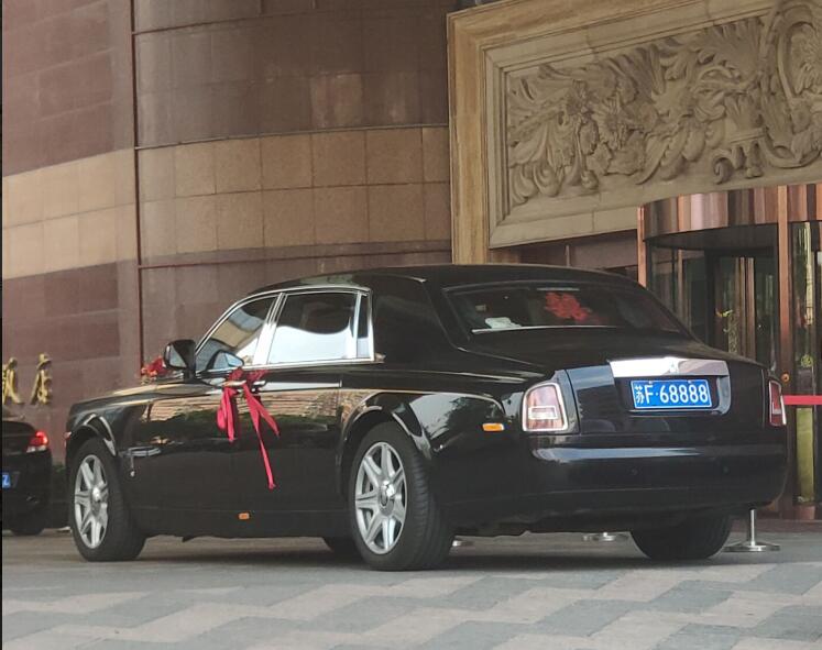 实拍南通最牛劳斯莱斯幻影,车牌"68888"!