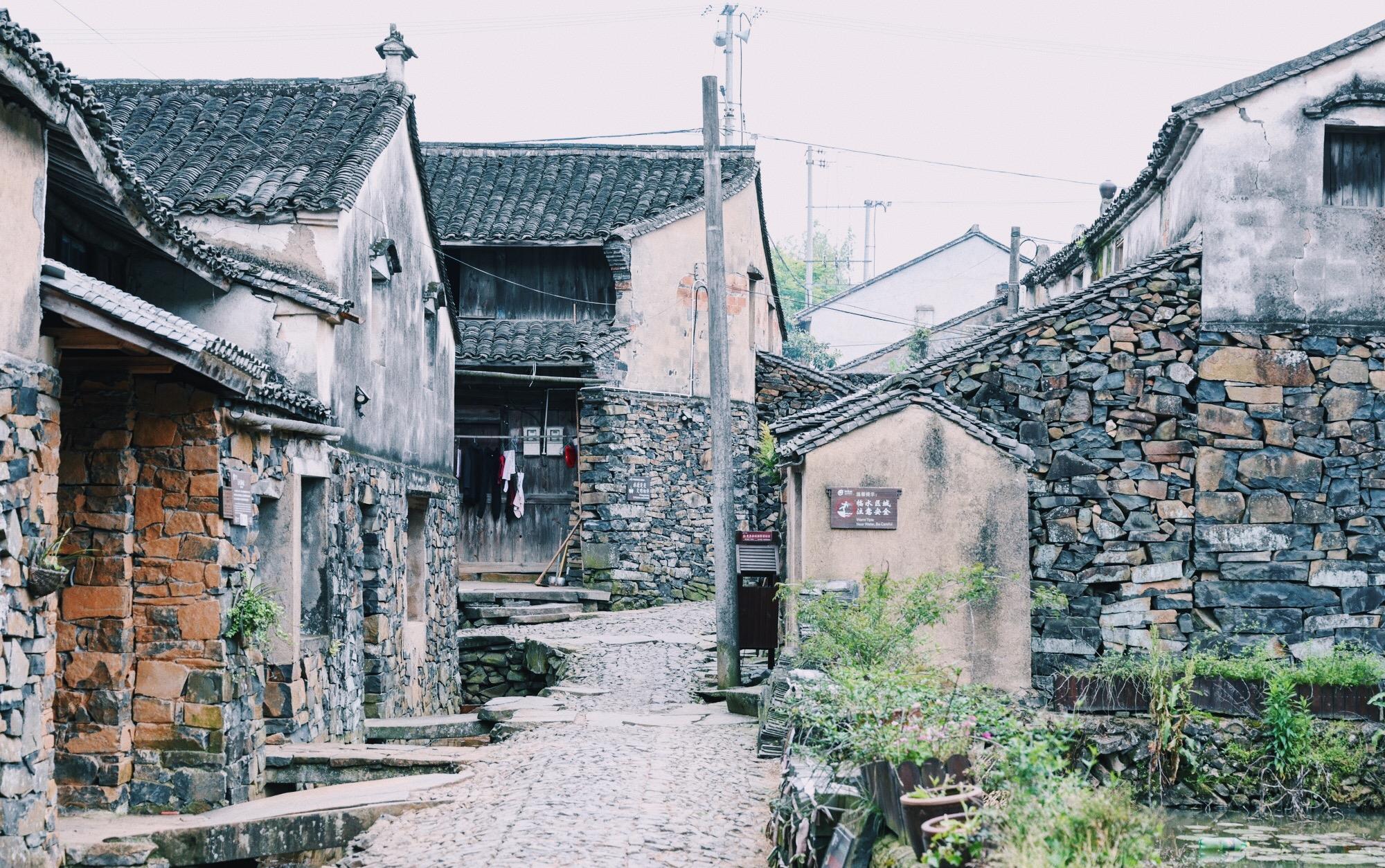 浙江最“奇怪”的村子，房子都是用石头建成，为宁波最大的石头村|浙江|山村|石头村_新浪新闻