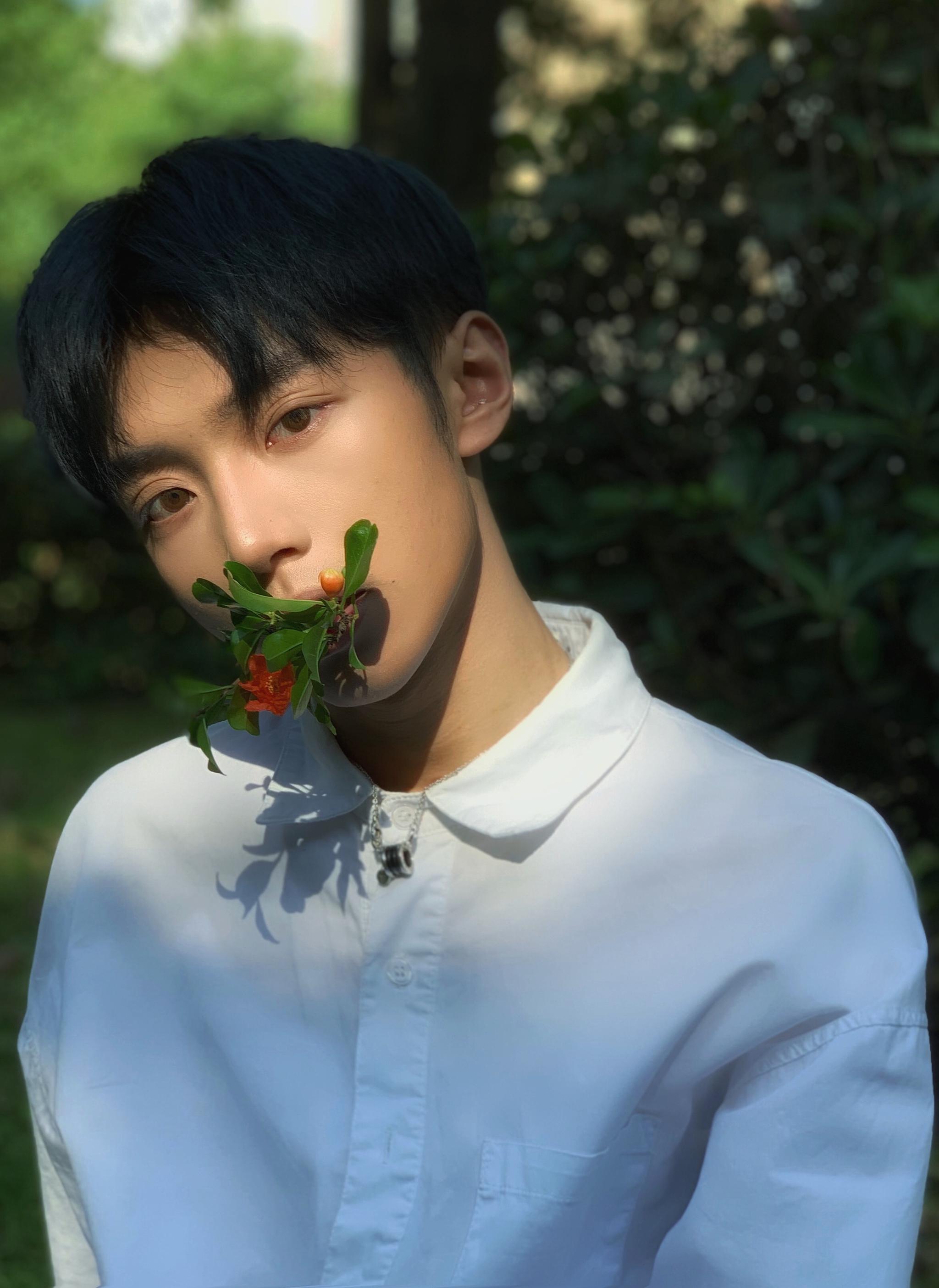 蓝发黑瞳漫画颜,新人杨何最新写真诠释偶像气质