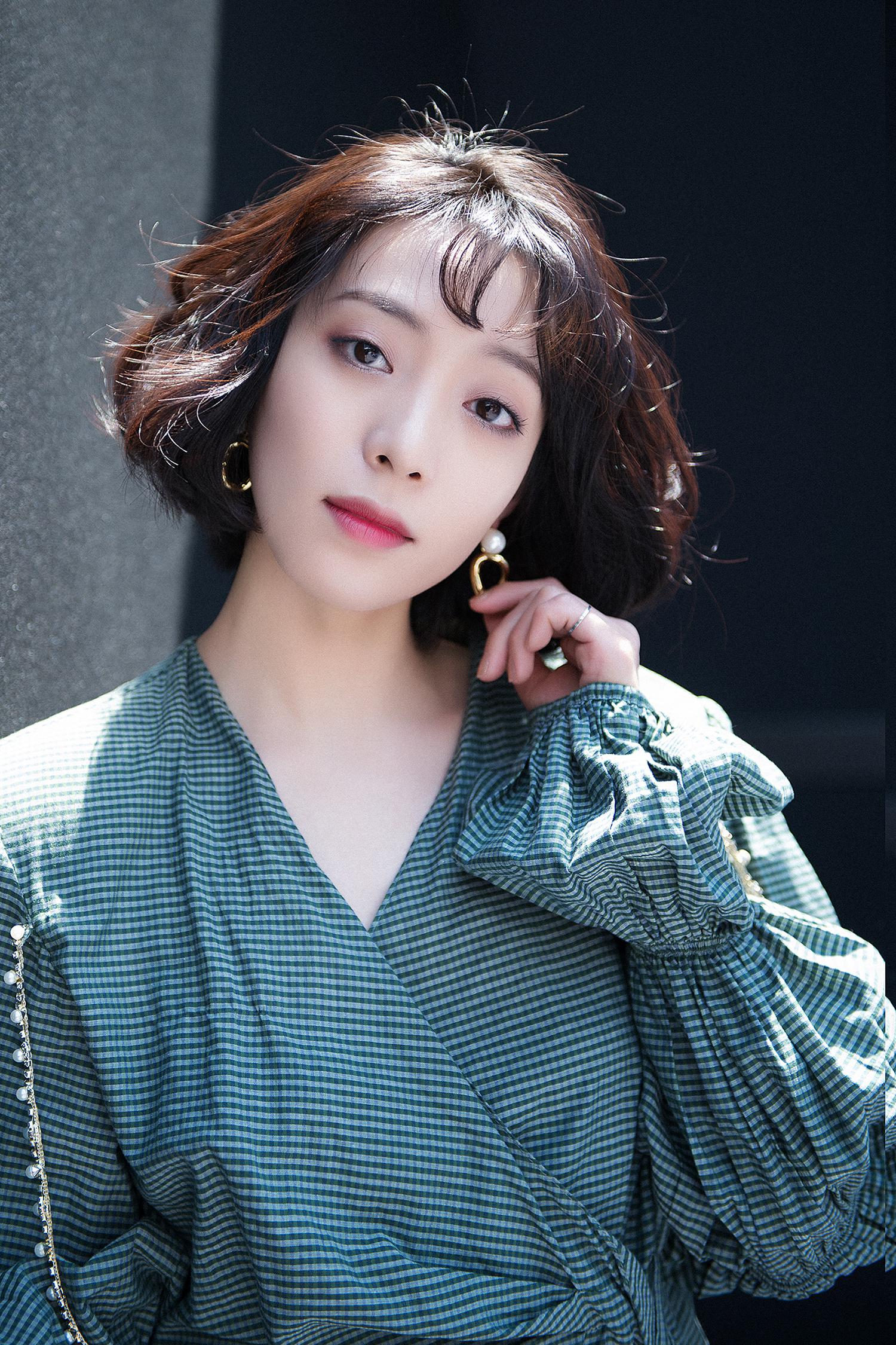 郝文婷现身上海时装周轻松驾驭百变风格