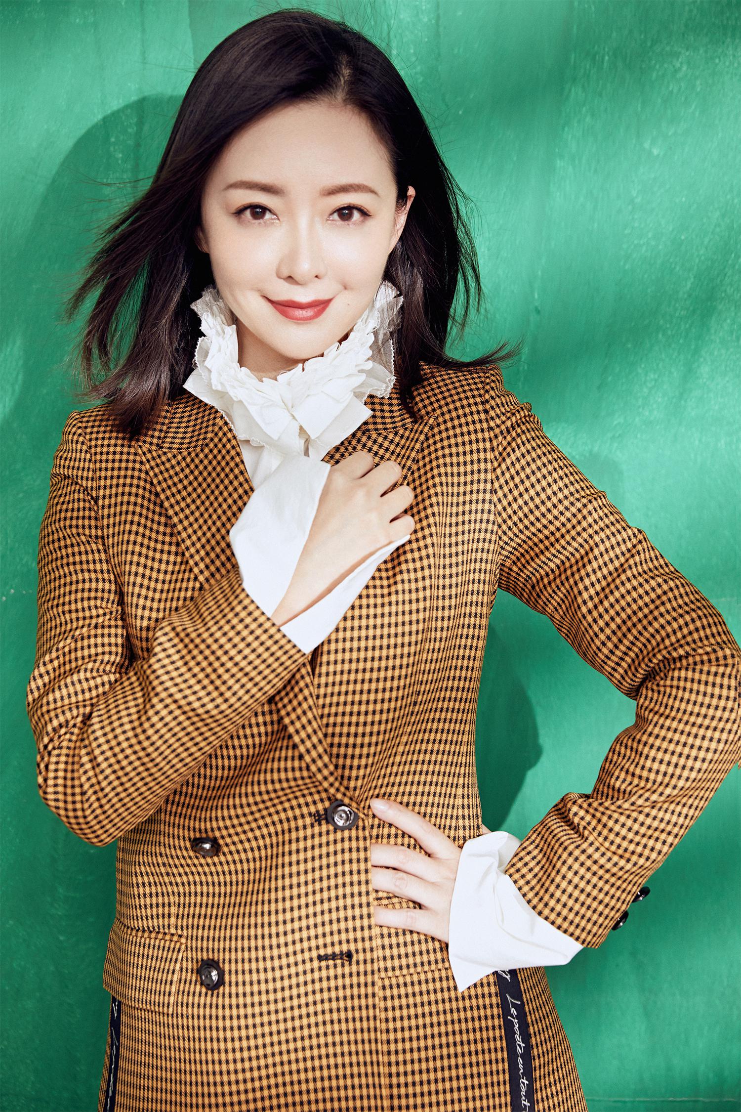 许榕真最新写真曝光 复古套装飒爽利落