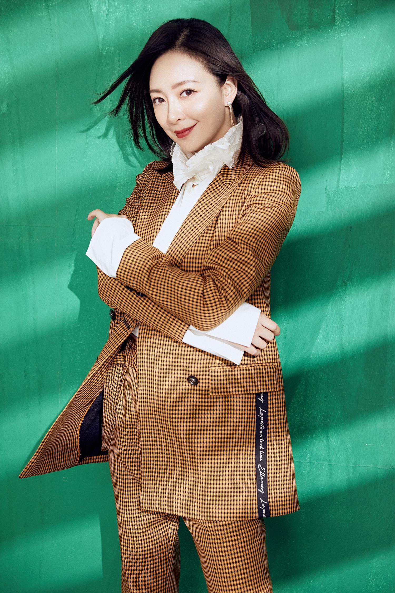 许榕真最新写真曝光 复古套装飒爽利落