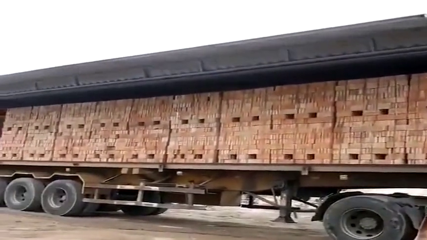兴高采烈来上班搬砖,但看到这么一车的砖,有点崩溃