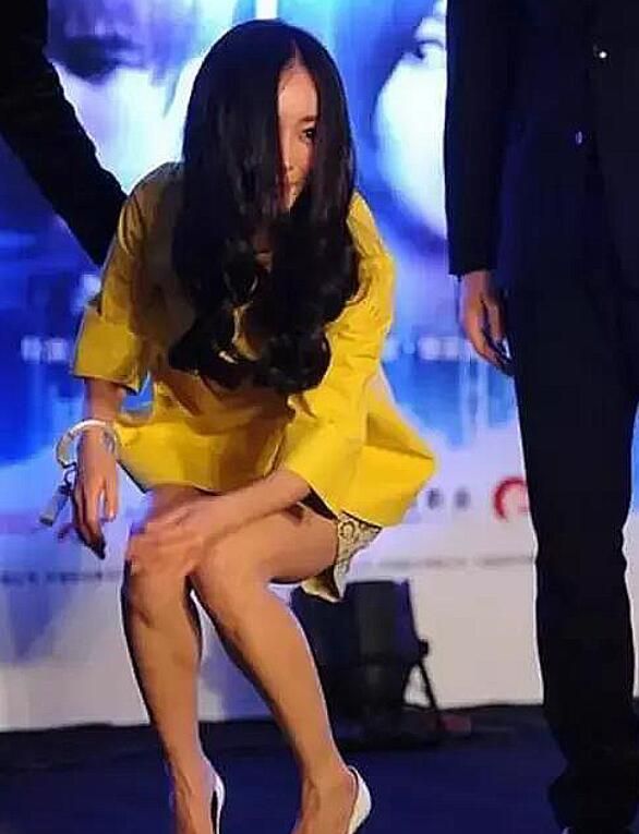 女明星摔倒瞬间,柳岩最机智,张馨予看着都疼,最后稳住的只有她