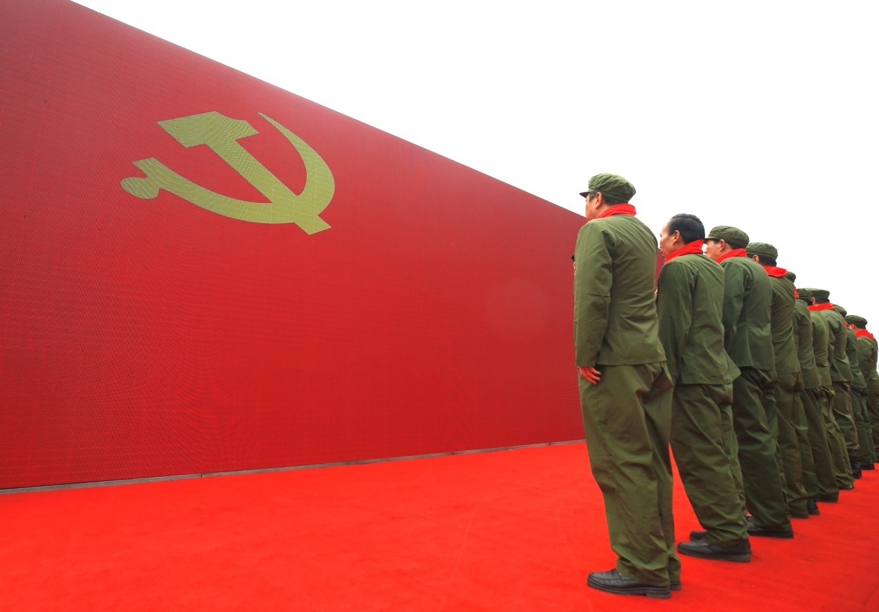 参战老兵们面对党旗宣誓