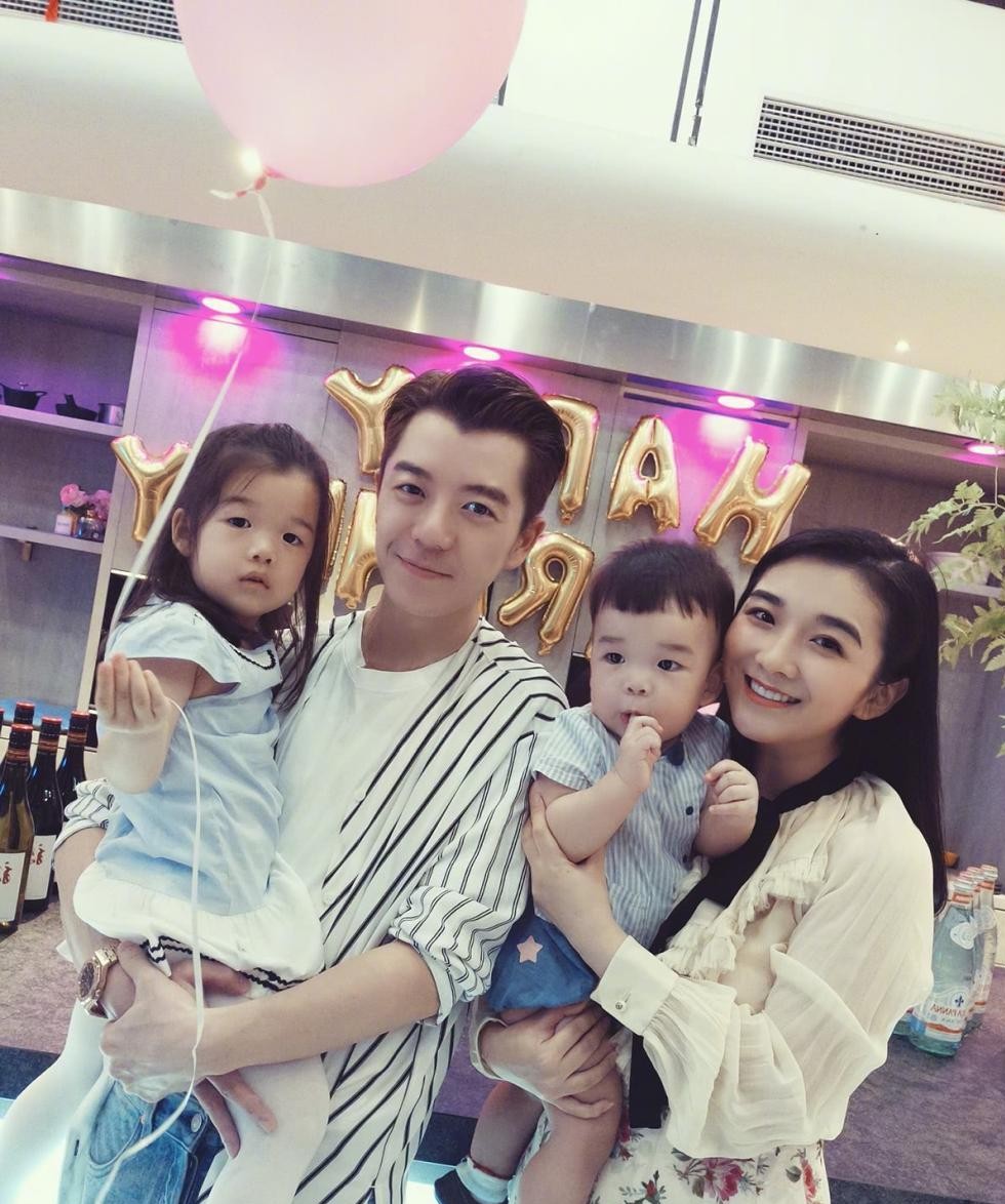 王栎鑫女儿王唯伊在小猪佩奇游乐园里玩, 开心的表情十分喜感