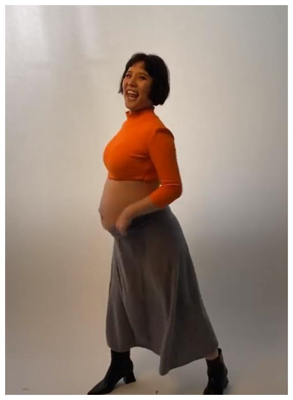 但谢依霖的双腿依旧十分纤细,看上去没有一点赘肉,看来在怀孕期间也有