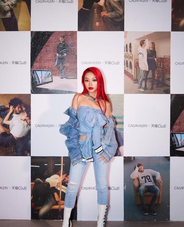 嘻哈女歌手万妮达,一头红发搭一身牛仔服,性感红唇太吸睛!
