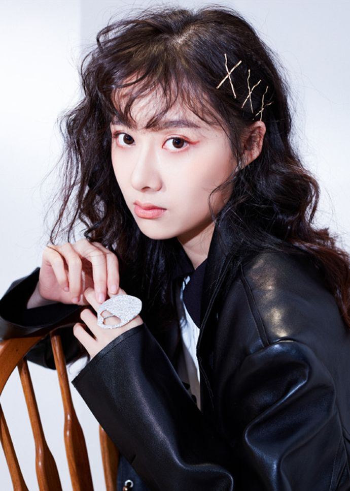 神态娴静的曹馨月如花瓣般娇嫩欲滴亦带了少许的温婉