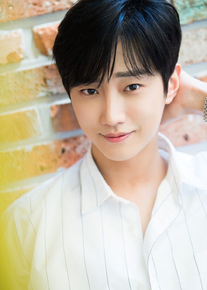 b1a4成员郑振永高清画报来袭精巧帅气的脸庞迷人的微笑