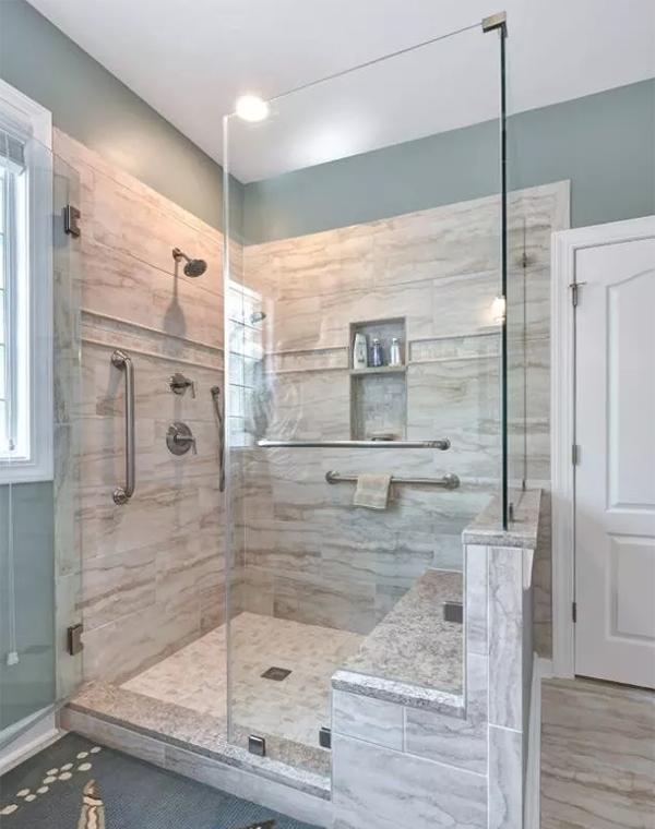 卫生间小还打造坐凳,不嫌占用空间?懂行的都说:好处谁装谁知道