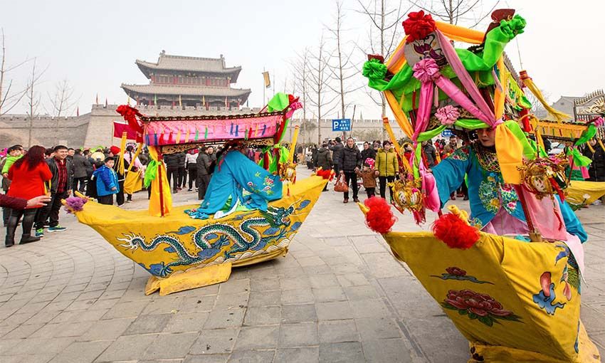 河南浚县顺河街花船玩会男女老少齐上阵