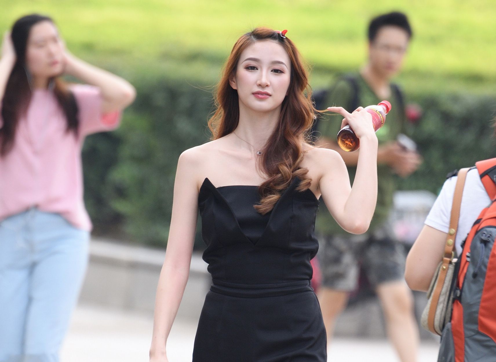 街拍:美女小姐姐黑色连体装尽显纤长美腿,闺蜜投来羡慕的眼神