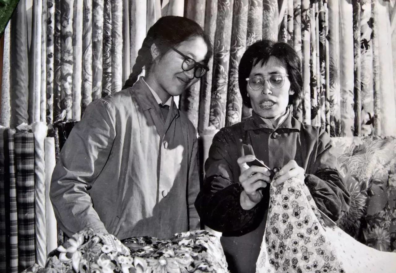 一组90年代人们的日常写实照片，当时的时髦女郎令人着迷