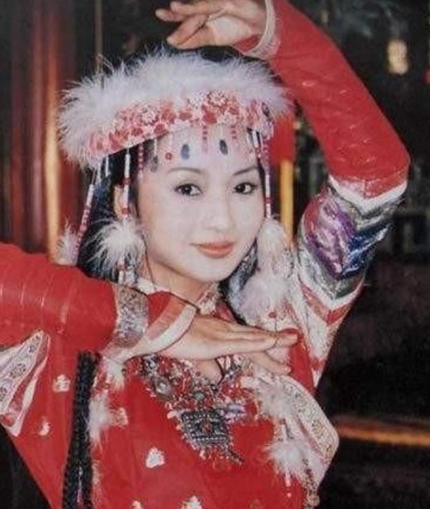 《还珠格格》香妃逝世后,"萧剑"为她扫墓19年,50岁仍单身