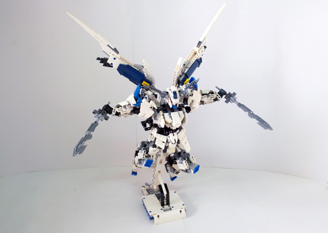 用乐高来造高达,会发生什么有趣的事情呢?