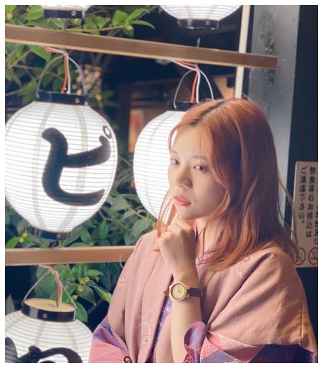 记得疯丫头"爆米花"吗?当初她嫌丑,今把靴子穿成长袜,美爆了