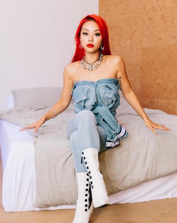 在中国新说唱中,万妮达的人气非常高,作为九四年的rapper,她的衣品