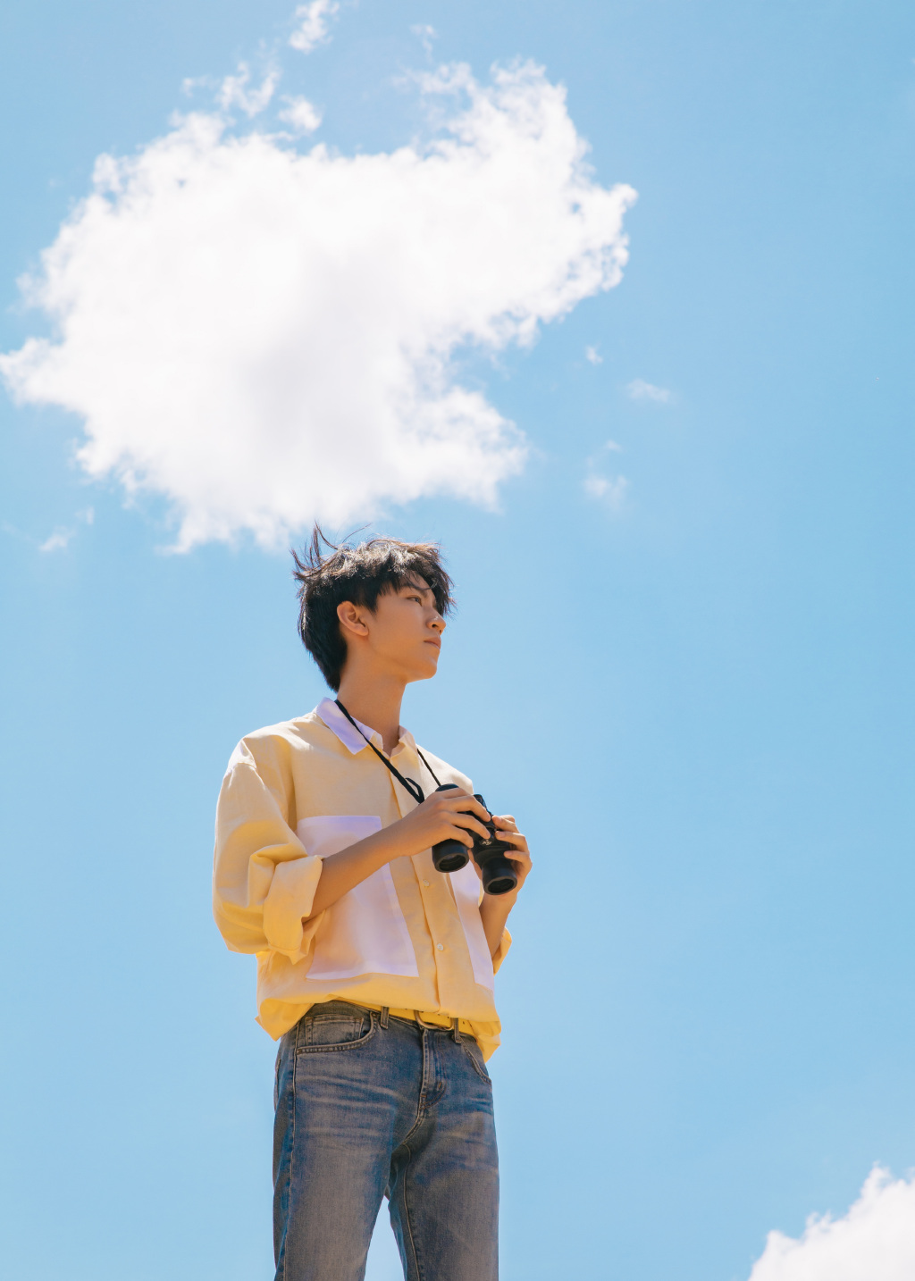 王俊凯非洲行帅照曝光站越野车顶拿望远镜看风景