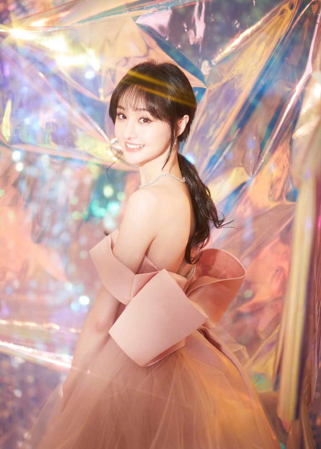 郑爽低梳马尾,身穿粉色蝴蝶结纱裙,甜甜的公主又仙又美