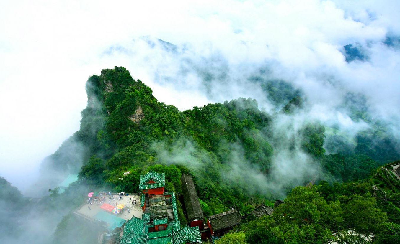 航拍天下第一仙山武当山,挂在悬崖峭壁上的故宫