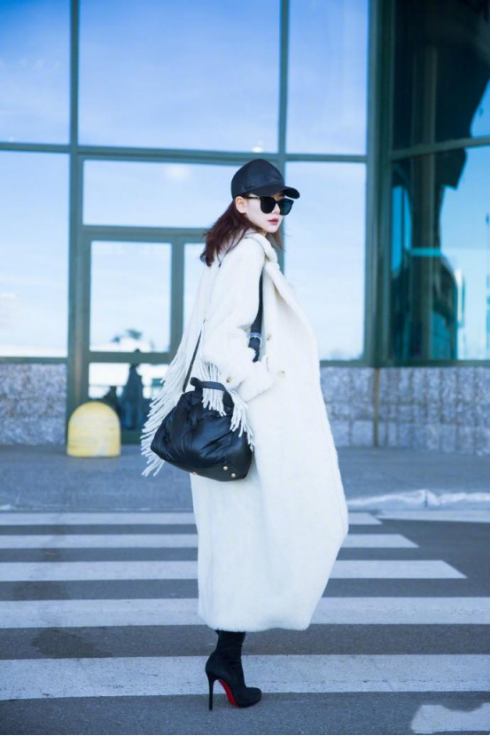 戚薇回国穿了一双恨天高,看似普通,却因这点无人能够驾驭