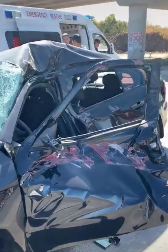 大众朗逸遭大货车侧面碰撞网友这下都不用中保研测试了