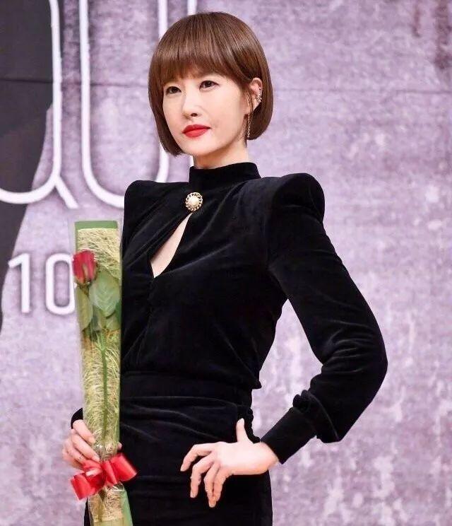 在活动现场,金宣儿有讲话之类的,但她的脸部却没有什么表情,感觉非常