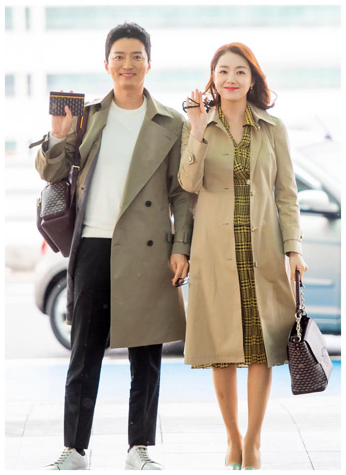 苏怡贤,印乔镇情侣风穿搭登对养眼 对镜甜笑恩爱亲密默契十足