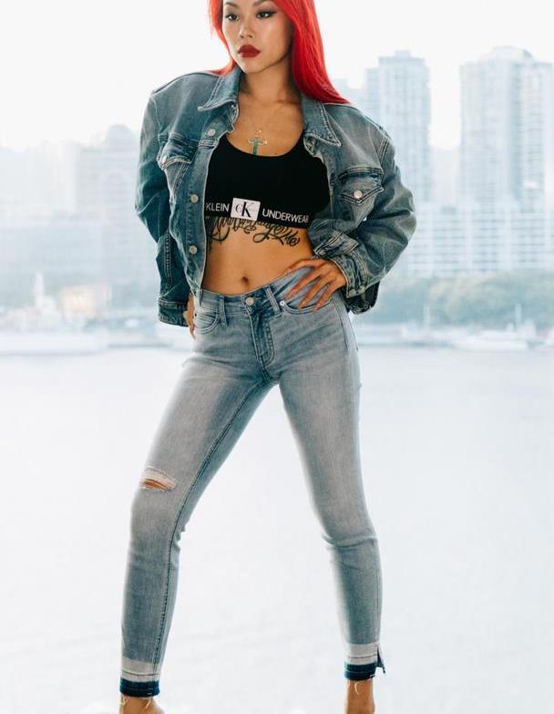 嘻哈女歌手万妮达,一头红发搭一身牛仔服,性感红唇太吸睛!